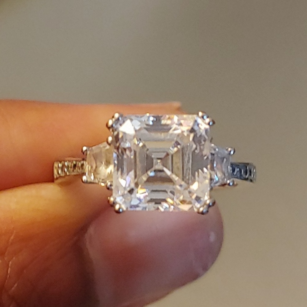 Asscher cut w/2 trapzoid diamond ring